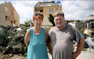 Pomoc prarodičům Kovaříkovým, jejichž dům byl zničen tornádem