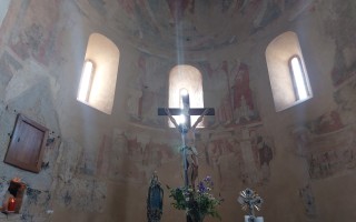 Záchrana statiky a opravy románského kostela na okraji Prahy
