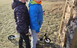 Bezpečný domov pro dvojčata po útěku od násilí