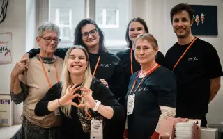 Vánoce jsou super, ale důstojná menstruace je lepší. Pomozte zajistit vložky!