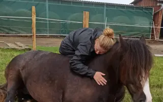 HAŠLERKA BOJUJE O ZRAK: Urgentní zákrok k záchraně jejího oka.