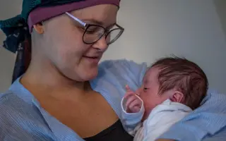 Tatínek se zrakovou vadou zůstal sám se dvěma dětmi – pomozme Lukášovi, Toníkovi a Žofince