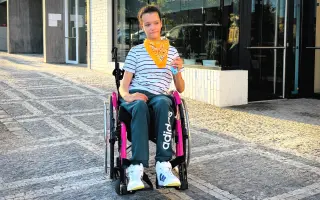 Pomozme Emině získat oporu a stabilitu – sbírka na ortézy a zdravotní korzet