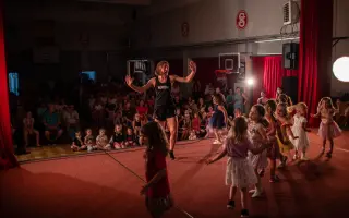 Sokolovně teče do bot