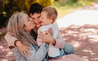 Maminka je po nehodě v nemocnici, buďme oporou pro Lucase a jeho bratra