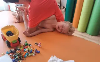 Pomoc Oliwerkovi vkročit do první třídy po svých nožičkách.