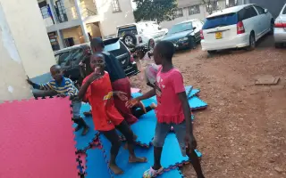 Dovezeme kimona dětem v Ugandě – osobně