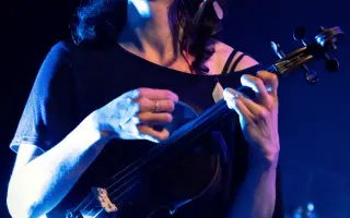 JULIE GOETZ vydává první album s názvem FIRST. Pomůžeš desku poslat do světa?
