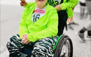 Auto s plošinou pro Patrika na vozíku