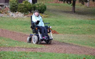 VOZÍK, KTERÝ DÁ SLEČNĚ PETŘE KŘÍDLA