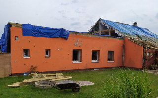 Pomoc s opravou domu pro rodinu Zimákových, které zastihlo tornádo