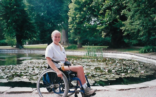 "Křídla nad překážkami: Společně ke svobodě na novém invalidním vozíku,,