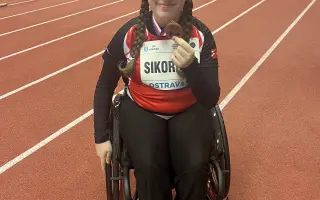 Pomozme Niki získat auto, které jí usnadní cesty do školy a domů