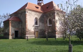 Obec Všekary & David Vávra: skleněný Kristus v poutním kostele na hranici Sudet