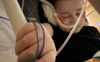 Mari: Kluk, co obehrál smrt, hledá cestu k „NORMÁLNU“