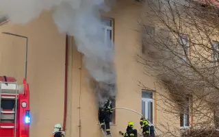 Sanitáři Lenka a Lumír pomáhají nemocným, po požáru sami pomoc hledají