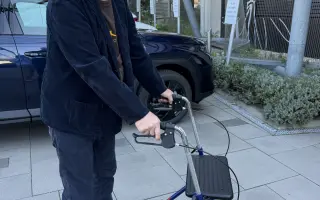 Pomozme Karlovi udržet se co nejdéle na vlastních nohách