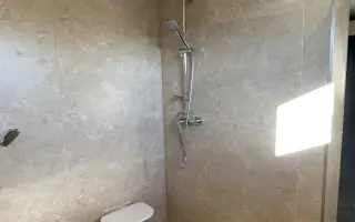 Vybouráno. Bude se Jana už na podzim koupat v bezbariérové koupelně?