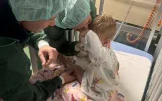 Kochleární implantát pro malého Thea