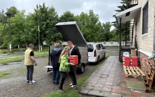Auto pro sirotčinec v Mahale