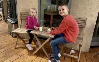 Delfinoterapie pro Maxímka a jeho tatínka s myoklonickou dystonií