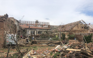 Pomozte Macinkovým opravit domy, které zasáhlo tornádo