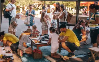 🧡 Podpořte první sousedskou slavnost na hřišti Farky v rámci Zažít město jinak!