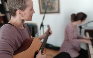 “A*la - Ze dna” … debutové album + sbírka poezie a fotografií Alice Boleloucké