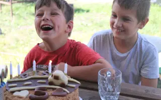 Rehabilitační tříkolka pro pětiletého Ríšu po mrtvici