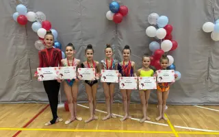 Pomozte gymnastkám zpátky na koberec