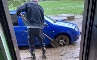 Sbírka na obnovu bydlení pro mladý pár se 2 vlkouši, kterým povodeň vzala vše