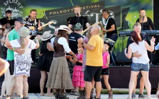 Pomozte nám udržet tradici hudebního festivalu na rodném ranči. P.S. Léto