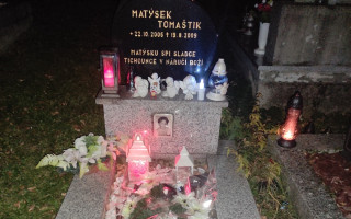 Na pomník tragicky zesnulým sourozencům Tomašťíkovým