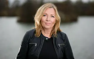 Příběh o lásce a vztazích, které se v životě nedrží scénáře.