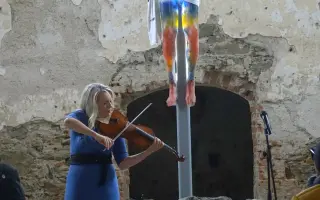 Obec Všekary & David Vávra: skleněný Kristus v poutním kostele na hranici Sudet