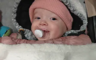 Pomozte babičce, která sama pečuje o roční nemocnou vnučku, překlenout těžké období