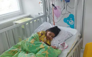 Pomozte Laurince pomoci chodítka postavit se na nohy