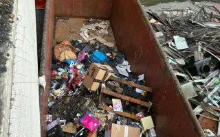 Toxický kouř zničil prodejnu Daroland. Pomozte Lucii začít znovu.