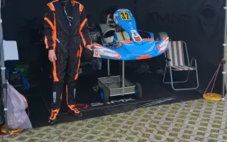 Jmenuji se Vašek. Podpořte mě prosím v mém snu stát se motokárovým závodníkem.