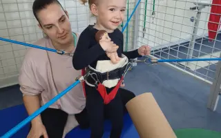 Elenka vyhrála boj o život. Teď bojuje o první kroky.