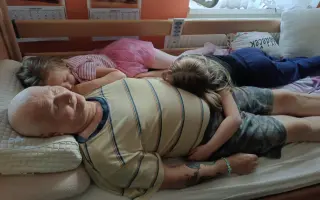 Pomozte se holkám postavit zpět na nohy po ztrátě tatínka