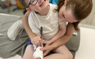 Mari: Kluk, co obehrál smrt, hledá cestu k „NORMÁLNU“