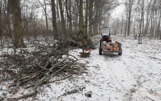 Mulčovač a nakladač pro údržbu areálu kláštera v Hájku