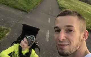 Pomozte Adámkovi na cestě k lepšímu životu