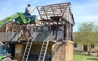 Střecha pro český etnodům v srbské vesnici Kruščica