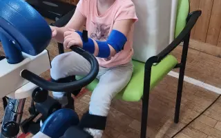 Pomoc pro Adélku a Elišku - Bemer, který jim vrací sílu, ortéza a rehabilitace