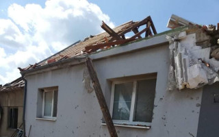 Pomoc mladé rodině Medenských, kteří při tornádu přišli o dům