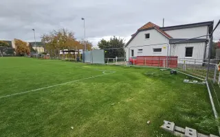 Oplocení fotbalového hřiště proti divokým prasatům