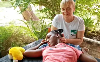 Ivka, Johanka a Honza opět v Zambii – učíme laskavý přístup k dětem s postižením