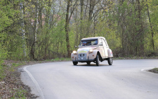 DUCKAR Kachna jede do cíle DAKAR rally. Pomozte nám dostat legendární kachnu (Citroën 2CV) na DAKAR Classic 2024! Holická-Engová.